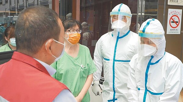 新北市徵召6間飯店轉型集中檢疫中心,市長侯友宜11日前往最新成立、由土城長庚醫療團隊進駐的「深坑集中檢疫中心」,關心內部設備與動線,並向醫療團隊致謝。(新北市府提供/許哲瑗新北傳真)