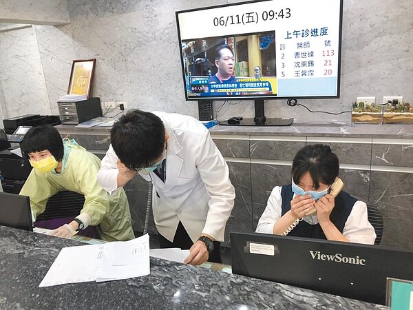 員林宏仁醫院一早電話就被打爆,150劑新冠疫苗短短半小時就遭秒殺預約完,詢問電話仍持續湧入,讓院內批掛號人員接電話接到手軟。圖/宏仁醫院提供