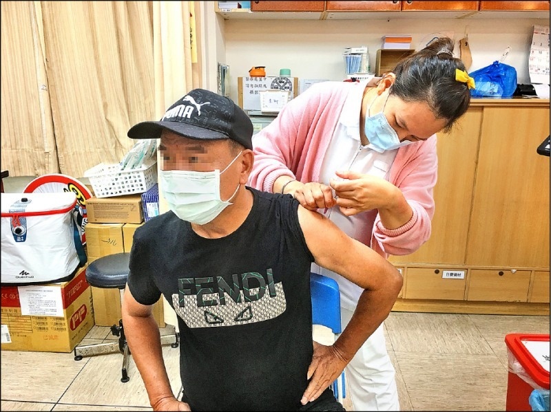 屏東縣獲配2萬9000劑AZ疫苗，縣府預計6月15日起開打，全縣48處中大型注射地點同步啟動。記者潘欣中／攝影