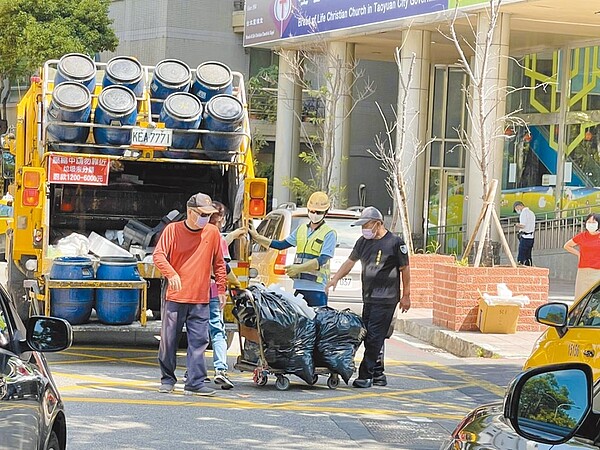 端午節連假來臨，桃園市環保局清潔大隊工作不停歇，收運垃圾、環境消毒持續進行。圖／桃園市環保局提供