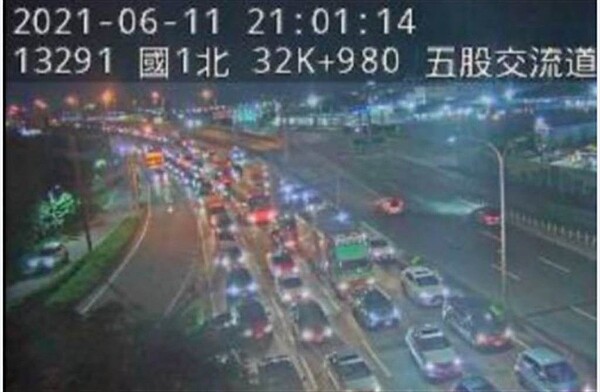 端午連假11日晚間開始,高速公路湧現車潮。(高公局即時影像)