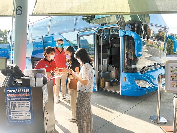 因中央刻意祭出「不便民」的防疫規定,往返宜蘭台北的國道客運,11日上午旅客搭車的情況相當冷清。圖/葛瑪蘭客運提供