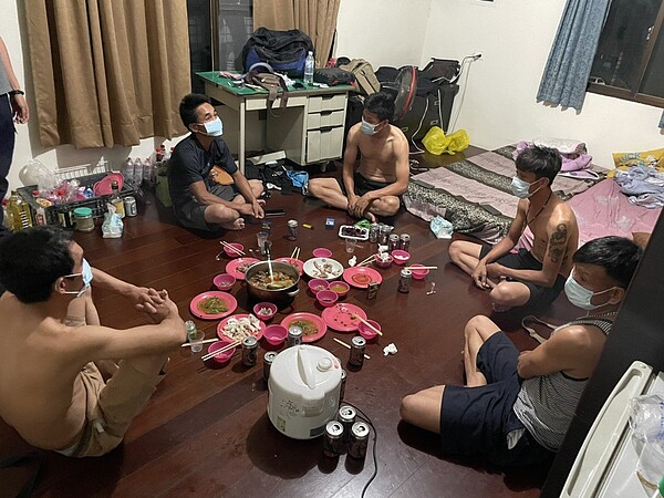 政府規定禁止室內5人以上群聚，外籍移工下班後，一樣群聚用餐，可是都戴口罩以為這樣合法。圖／警方提供