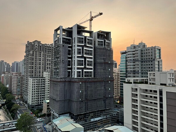 台中市府再度公告,於今年領得建造、雜項執照者,建築期限展延2年。圖/台中市都發局提供
