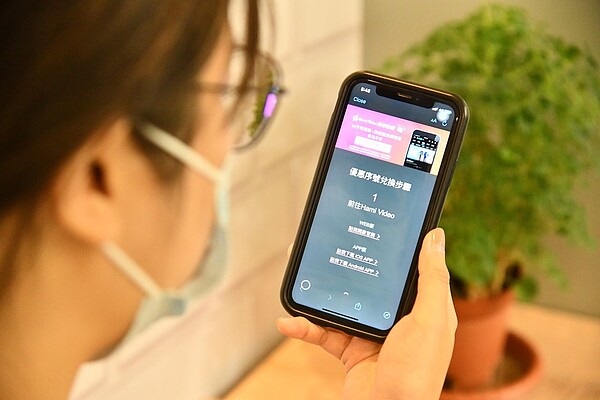 新北新聞局邀集11家數位內容業者加入抗疫行列,免費追劇、聽音樂、看書,讓所有人端午不無聊。圖/新北新聞局提供