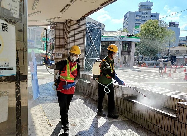 20名朝陽科大學生5月13日晚間11時也是到台中市東協廣場美樂地KTV夜唱群聚,同包廂有9名學生染疫,還波及3名室友與室友之母。圖為台中市環保局22日到東協廣場消毒。 圖/台中市環保局提供