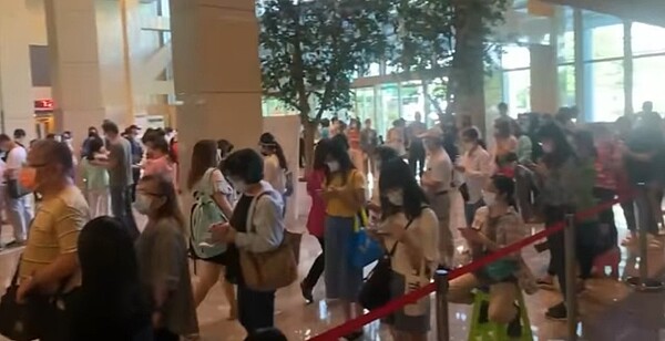 新北市亞東醫院12日施打默德納疫苗,總計500個名額,現場民眾擠滿大廳。圖/擷取自記者爆料網
