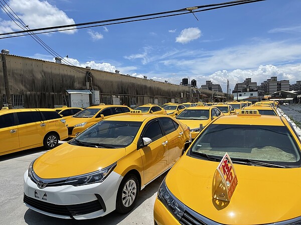 疫情重創計程車業，小黃司機因租車一天跑車賺不到幾百塊，最近紛紛「退租」，造成出租車輛的交通公司連帶遭殃。記者王昭月／攝影 