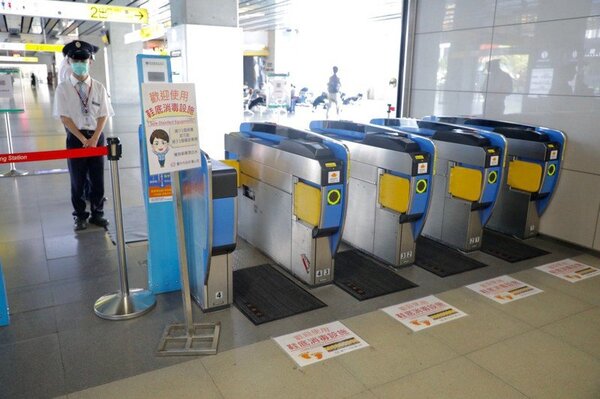 台中市長盧秀燕10日視察台中火車站「消毒防疫門」的設置。圖／台中市政府提供