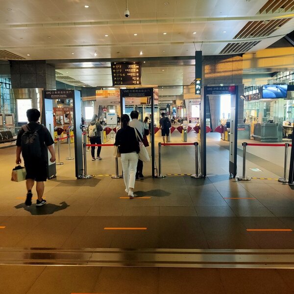 高鐵台中站的防疫消毒門由台中市政府設置。圖／台灣高鐵公司提供
