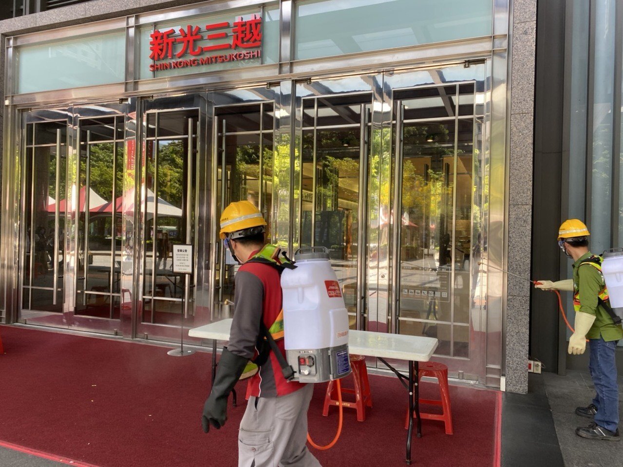 台中市經發局表示,新光三越中港店6月10、11日環境清消完畢,經評估無疫情擴大,預計下周一6月14日將通知業者可復業,合計停業3天。圖/台中市新聞局提供