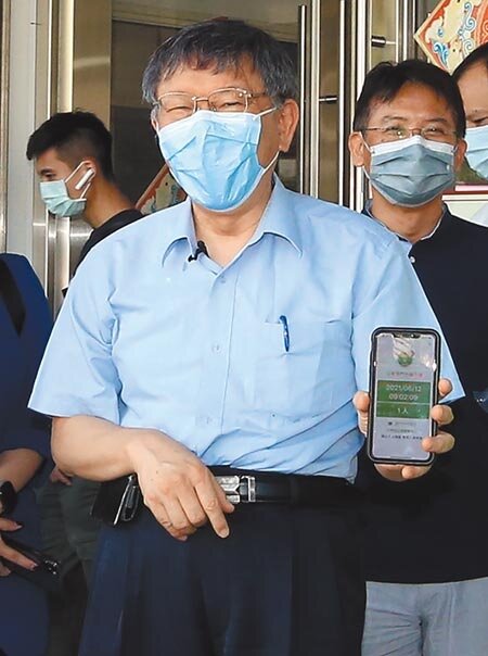 針對新冠肺炎疫情延燒，台北市政府宣布採用身分證末碼的單號、雙號進行分流，管制市場採買人潮避免群聚，台北市長柯文哲（見圖）12日前往南門市場視察「市場實聯分流管理資訊站」試辦效果。（趙雙傑攝）