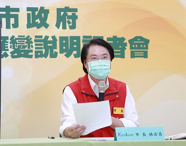 有長者擔心不住戶籍的人恐成疫苗施打孤兒,林右昌表示,長者施打疫苗以居住地為主。圖/基隆市政府提供
