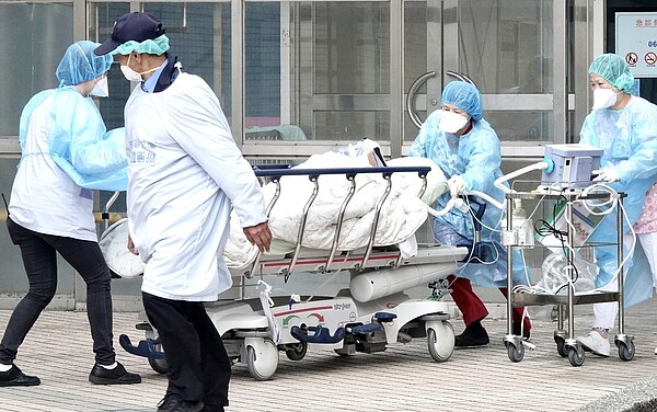 專家認為,台灣致死率高,原因包括篩檢數不符現狀,恐有確診黑數,讓致死率不精準,此外到院前猝死事件層出不窮,指揮中心僅歸因於隱形缺氧,恐未必能如此帶過。 圖/聯合報系資料照