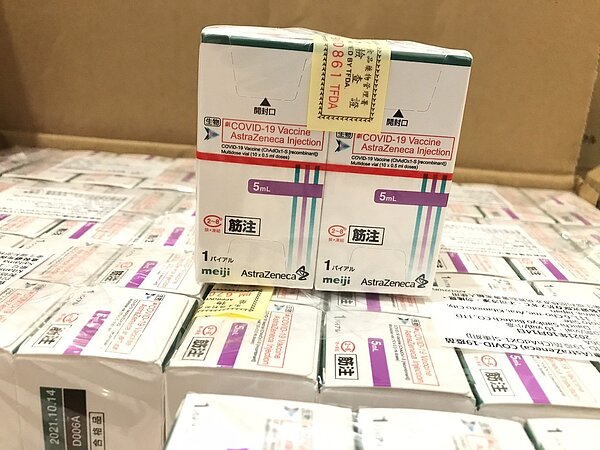 AZ疫苗12日中午送抵南投縣衛生局,南投縣分配到1萬8000劑,預計16日施打。圖/南投縣政府提供