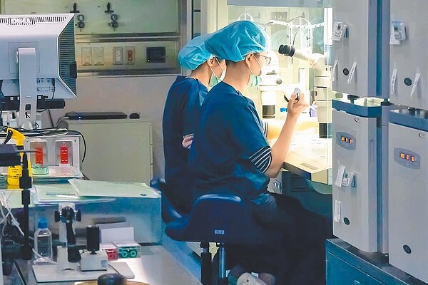 生殖醫學中心透過人工生殖、試管等方式,協助不孕夫妻圓夢。圖/艾微芙提供