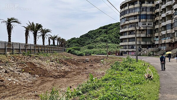 新北市石門區「海灣新城」多年來疏於管理維護,變得相當破舊、荒涼,被人稱為北海岸鬼屋,如今新北市政府、城鄉局與相關單位以及社區居民努力下,要全面重整建立新面貌。圖/新北市城鄉局