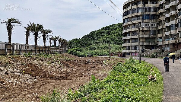 新北市石門區「海灣新城」多年來疏於管理維護，變得相當破舊、荒涼，被人稱為北海岸鬼屋，如今新北市政府、城鄉局與相關單位以及社區居民努力下，要全面重整建立新面貌。圖／新北市城鄉局