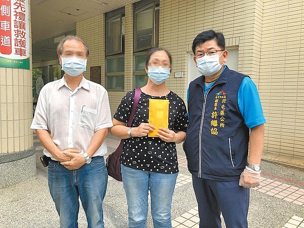 台中市北屯區大坑里家庭群聚傳播鏈中72歲老奶奶12日病逝，市府立即啟動關懷流程，由北屯區副區長許繼協代表市長盧秀燕前往關懷慰問家屬（中），致贈10萬元慰問金，全力協助家屬治喪事宜。（台中市政府提供／馮惠宜台中傳真）