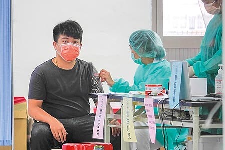 日本贈台124萬劑AZ疫苗台北市13日開打,南港成德區民活動中心接種站,湧入許多符合資格人員施打疫苗,首波以第一類至第三類人員為優先施打對象。(黃子明攝)