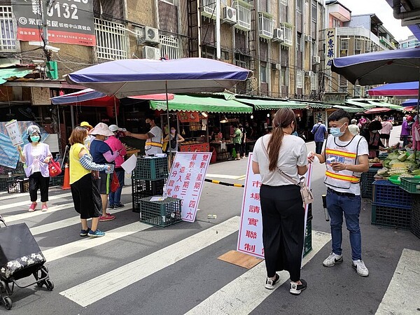 板橋民享市場今日出入口管制情形。圖／新北市市場處提供