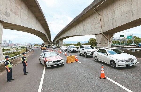 交通部表示,端午節連假全國陸運交通疏運,以防疫為首要,國道「嚴格匝道儀控管制」調整為「連續假日匝道儀控」。記者許正宏/攝影