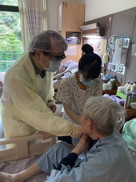 75歲老人排在第六類施打疫苗,但粥少僧多,很多縣市從85歲以上先打。圖/新北市衛生局提供