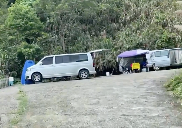 屏東縣瑪家鄉瑪家村長唐建生無奈又生氣說,這兩天部落看到外地車輛進入山區,但卻沒看到車在哪裡,族人今天近中午拍的影片,原來是跑到佳瑪道路爬山露營用餐,「難怪找不到人」。圖/讀者提供