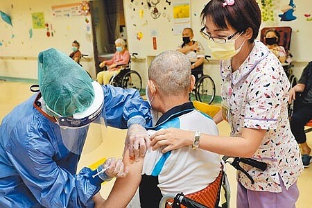 12日嘉義市獲配日本捐贈AZ疫苗8000劑,當天就有長照機構火速開打。(呂妍庭攝)