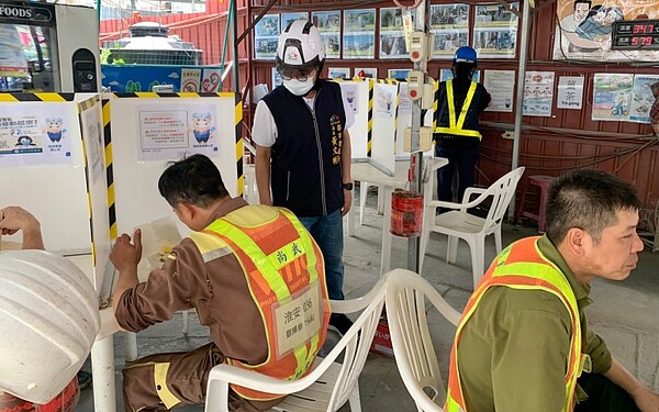 著新冠肺炎疫情嚴峻,台中市政府要求建築工地全面落實防疫措施並提供友善防疫用餐環境。圖/台中市政府提供