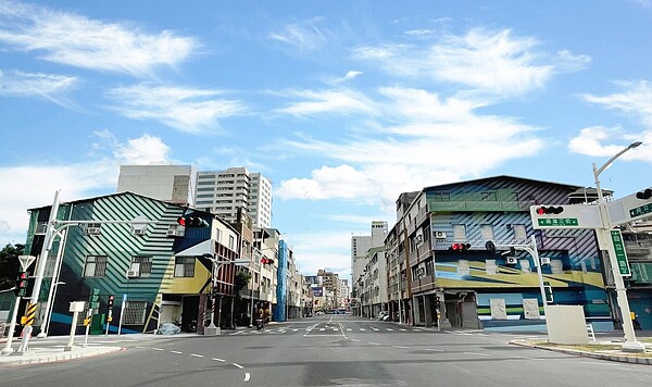 高雄綠園道建築彩繪,拚年底完工。圖/高雄市都發局提供
