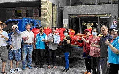 與家樂福合作提供有需要的家庭物資補給,滿滿一貨車的愛心將一一送達家中。圖/詹汝提供
