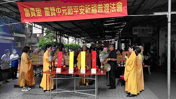 富貴里於中元節所舉辦的平安祈福普渡法會,里民們一同祭拜祈求平安。圖/詹汝提供