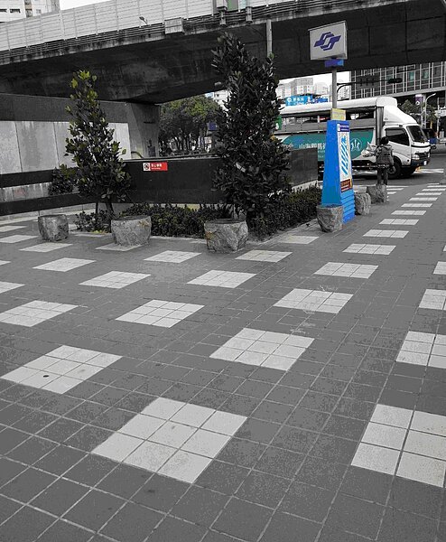 新埔捷運站一號出口兩邊的小公園空地,非常適合舉辦各式活動。圖/陳芷庭提供