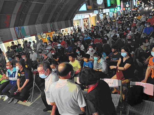 新埔里里民一同慶祝母親節,座無虛席的母親節晚會盛況。圖/陳芷庭提供