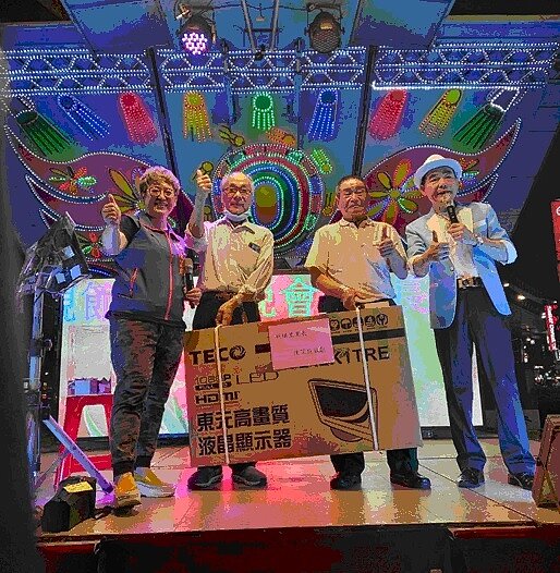 母親節晚會獲得液晶電視大獎的幸運里民和芷庭里長的合影照。圖/陳芷庭提供