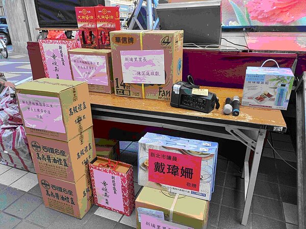 新埔里母親節晚會的豐厚摸彩獎品。圖/陳芷庭提供