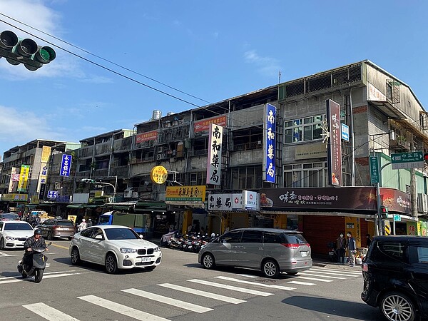 新店區中正路惠國市場附近這處社區相當老舊，經過專業單位進行結構安全性能評估、耐震評估，都未達最低等級，急需都更重建。圖／新北市都更處