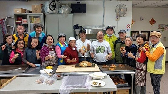 許元皇安排長者及弱勢族群共餐。圖/陳忠賢攝