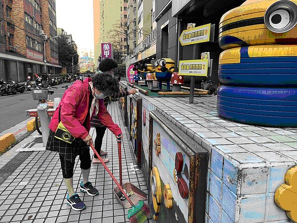 詹汝里長身體力行，與里民一同打掃，維護環境整潔。圖／詹汝提供