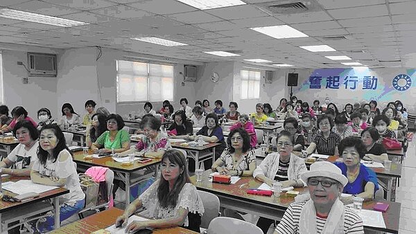 詹汝里長和里民宣導防蚊和環保議題，也與里民一起以左手香自製防蚊液，既環保又具實用性。圖／詹汝提供