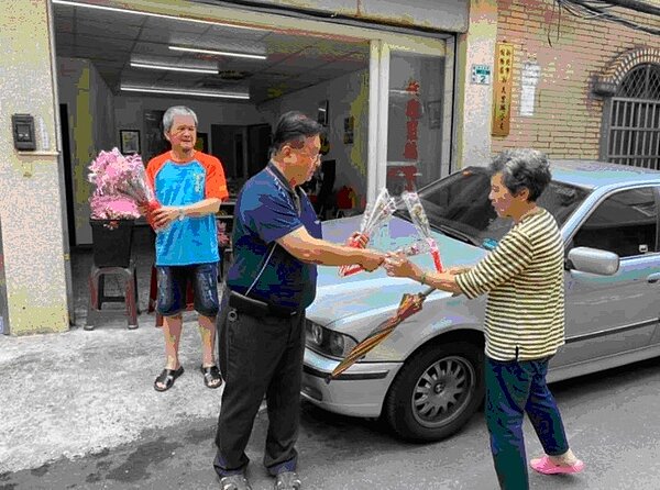 每年母親節前夕,志煌里長都會自費準備康乃馨來發送給里民,以表達感謝。圖/板橋區新民里大堂FB粉專提供