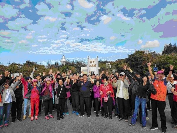 新民里高屏三天兩夜旅遊活動，里民們於台灣最南點合影。圖／板橋區新民里大堂FB粉專提供