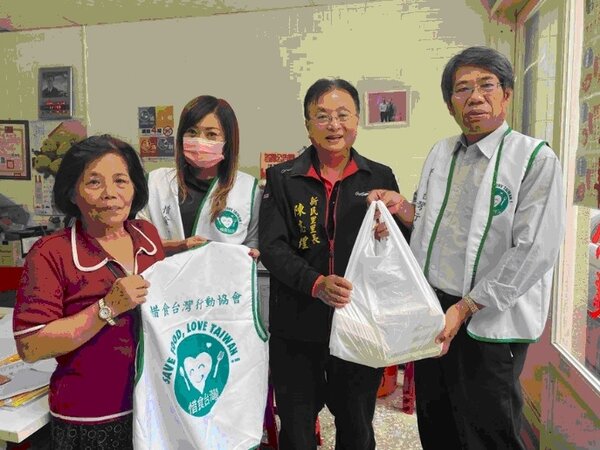 新民里與惜食台灣行動協會合作，每日中午發送愛心健康便當給里內的獨居老人們。圖／板橋區新民里大堂FB粉專提供