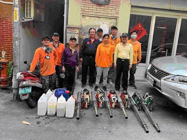 環境消毒工作在新民里是例行性的，每年會實行三到四次。圖／板橋區新民里大堂FB粉專提供