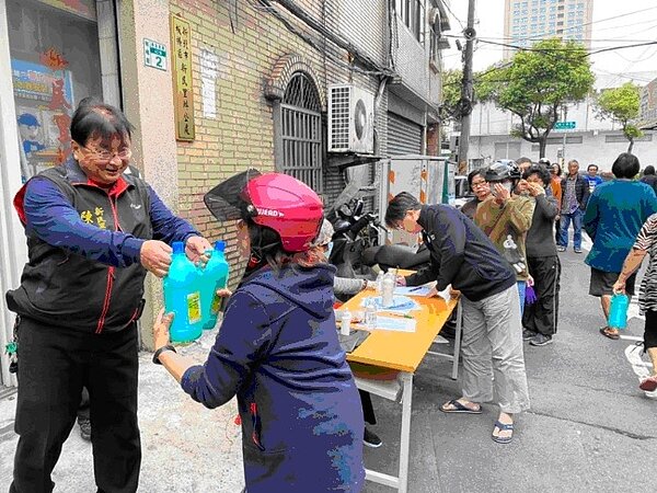 隨著疫情升溫，新民里也有提供里民領取免費消毒水。圖／板橋區新民里大堂FB粉專提供