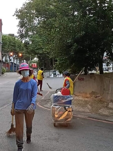 環保志工最辛苦。圖/陳忠賢翻攝