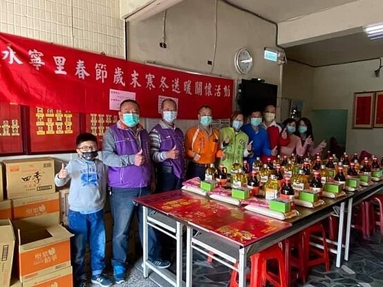 寒冬送暖,行善助人。圖/陳忠賢翻攝