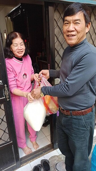 重陽節禮敬長者,送禮送到家。圖/陳忠賢攝