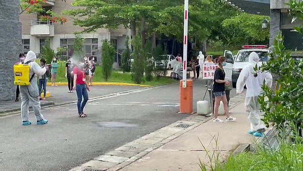 京元電昨天針對二次快篩陰性移工採檢PCR,結果有8名確診。圖/民眾提供